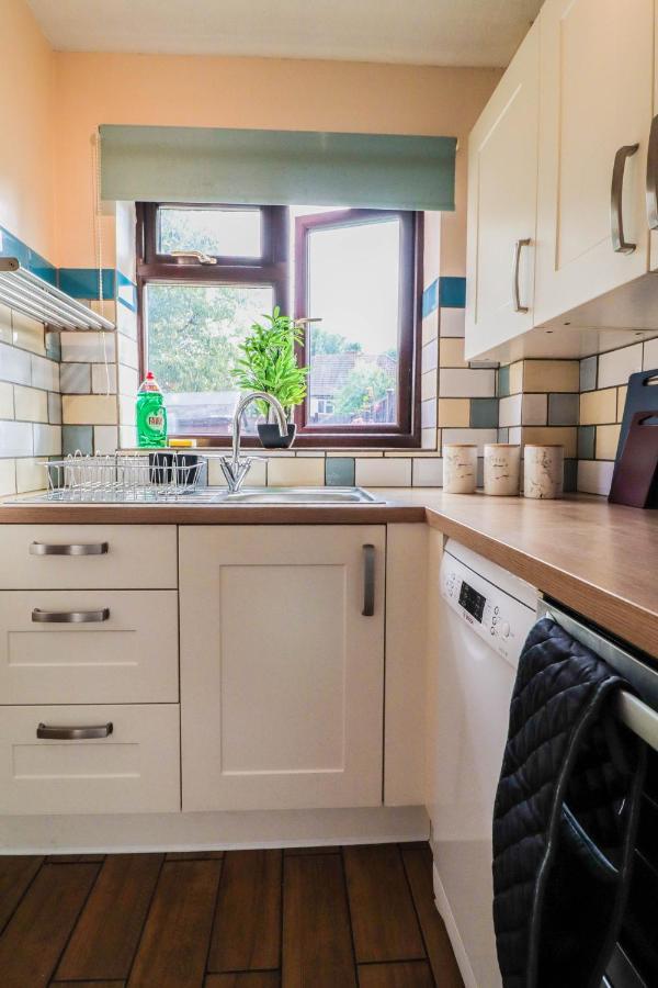 Spacious 1 Bed Flat-Free Parking Hillingdon Exterior photo